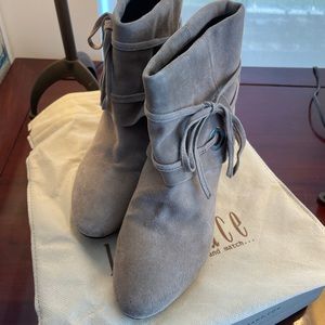 Women’s leather boots. Size 6